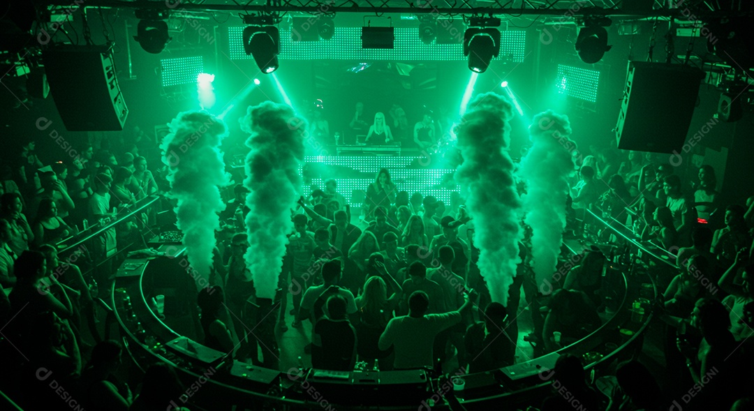 Pessoas aglomerada em evento