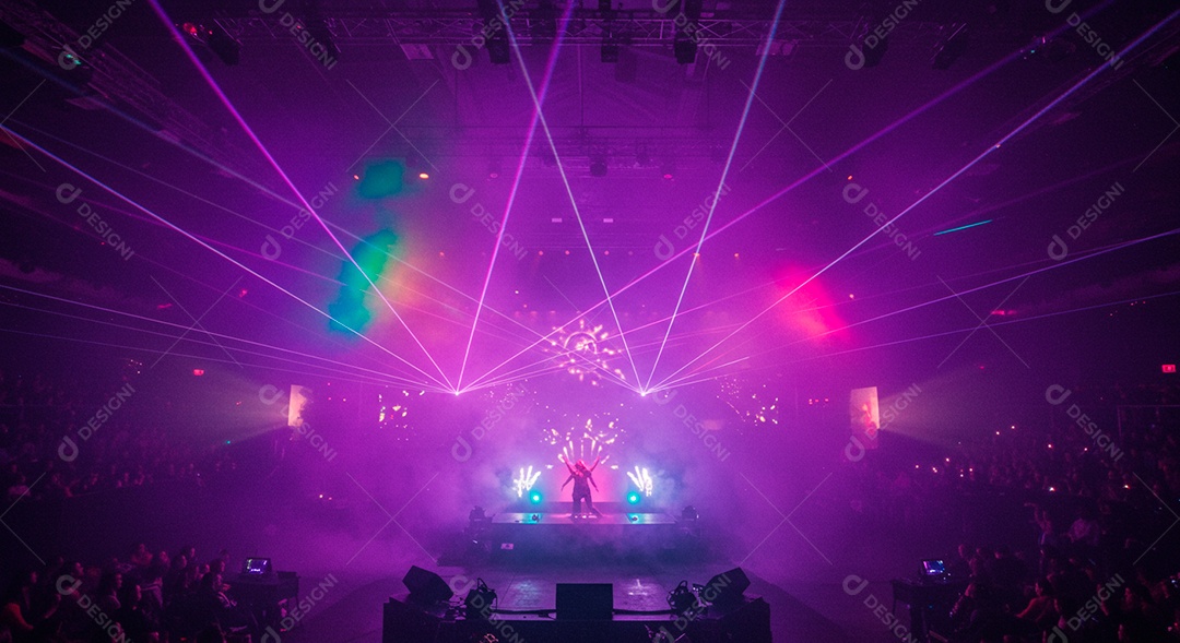 Pessoas aglomerada em evento