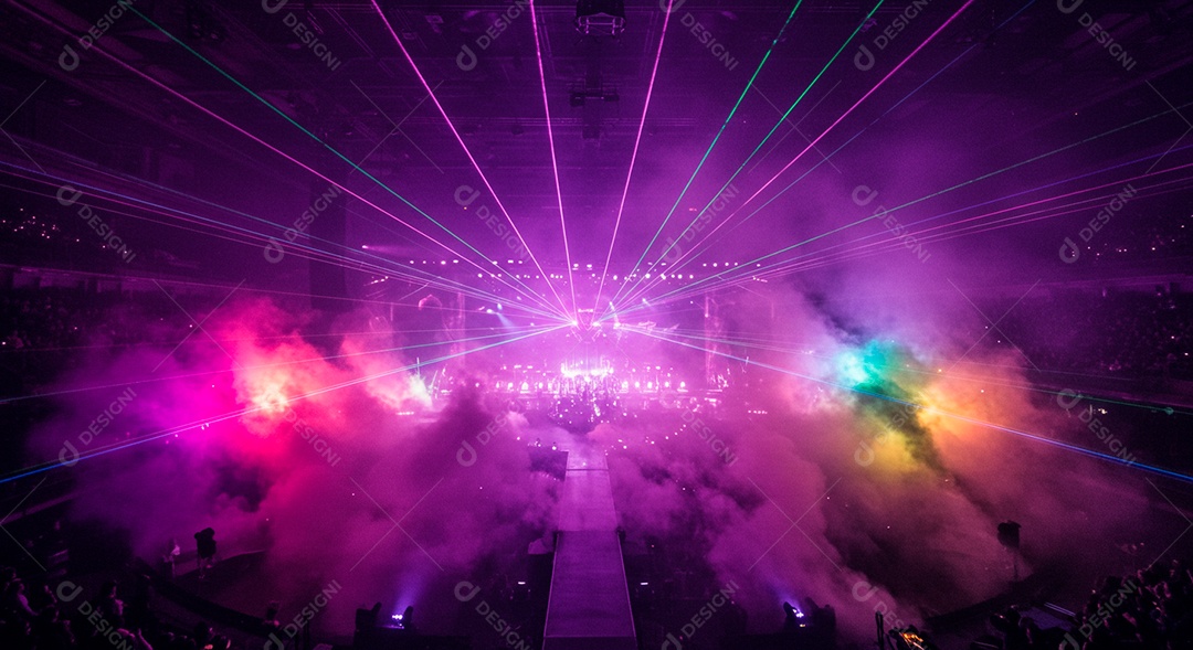 Pessoas aglomerada em evento