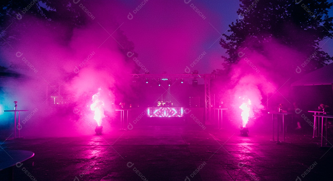 Cenário de Palco iluminado com luzes