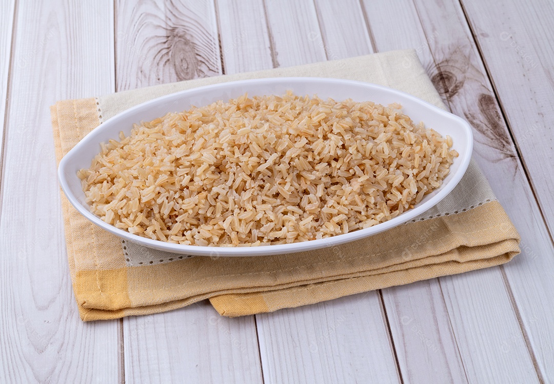 A imagem mostra um prato de arroz integral.