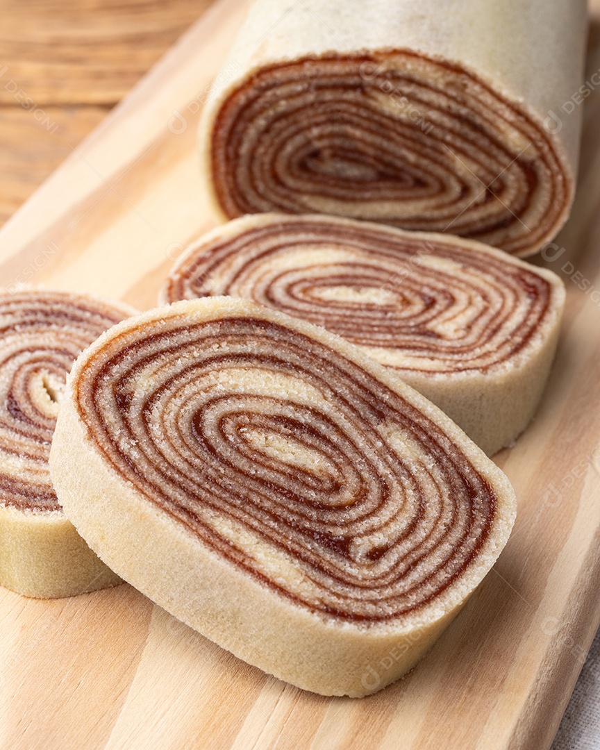 A imagem mostra fatias de bolo de rolo