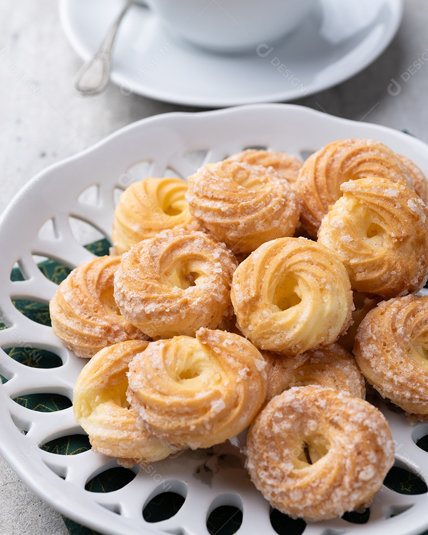 A imagem mostra carolinas, que são doces feitos com massa choux