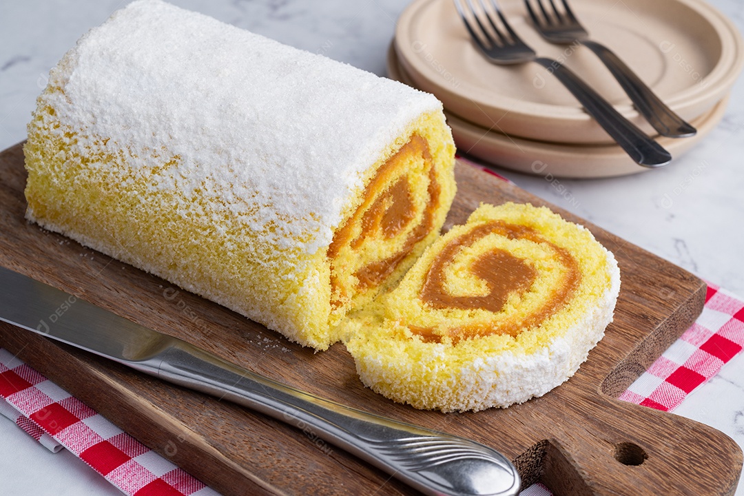 A imagem exibe um rocambole, uma sobremesa popular caracterizada por sua forma enrolada e recheio