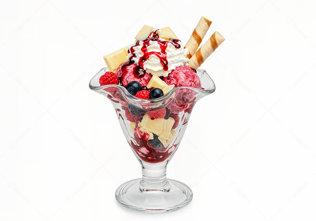 Delicioso sorvete em taça de vidro sobre fundo branco isolado