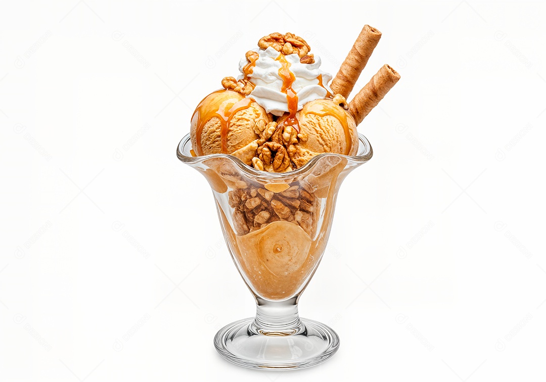 Delicioso sorvete em taça de vidro sobre fundo branco isolado