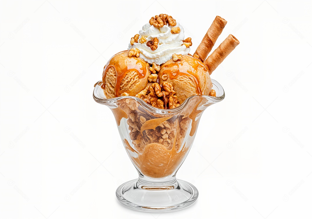 Delicioso sorvete em taça de vidro sobre fundo branco isolado