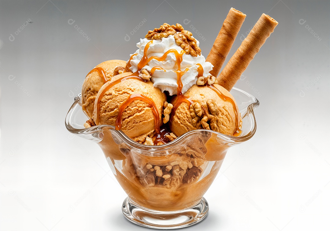 Delicioso sorvete em taça de vidro sobre fundo branco isolado