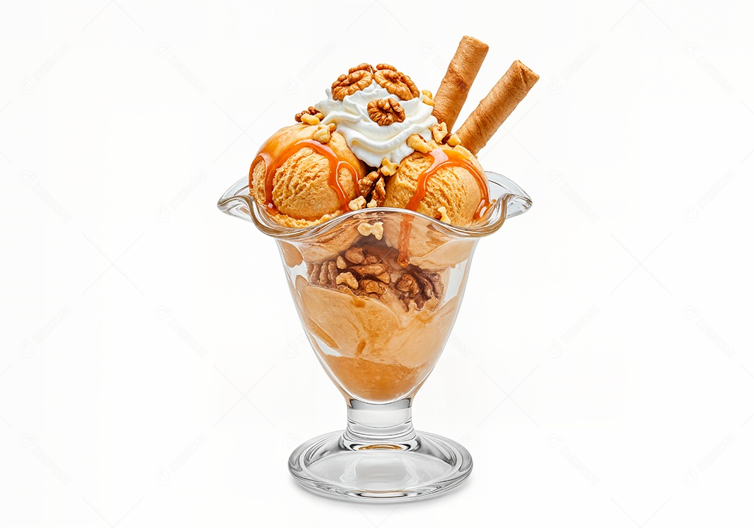 Delicioso sorvete em taça de vidro sobre fundo branco isolado