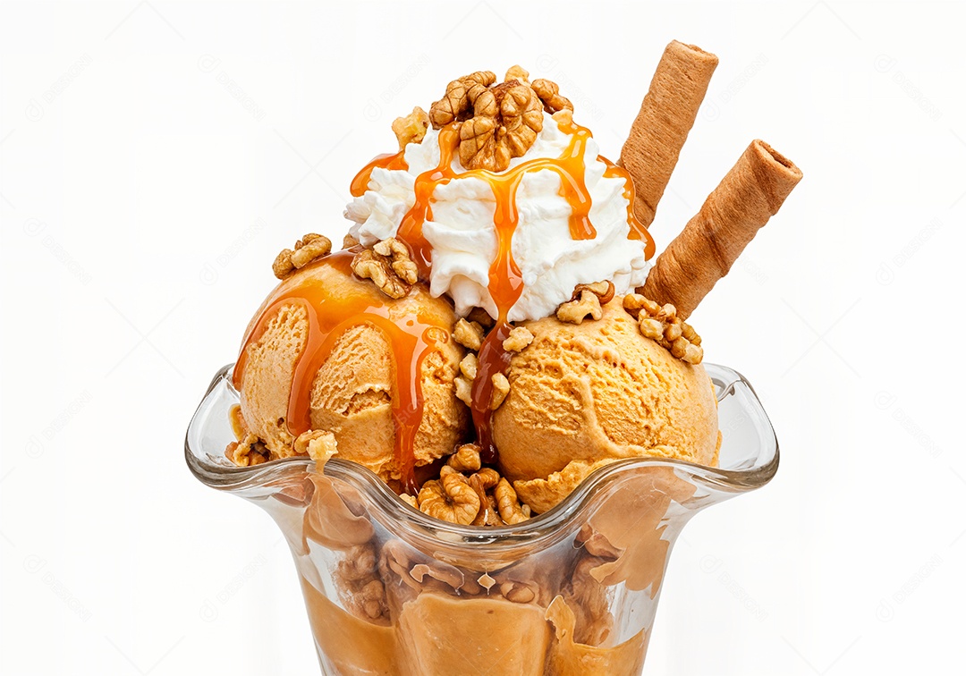 Delicioso sorvete em taça de vidro sobre fundo branco isolado