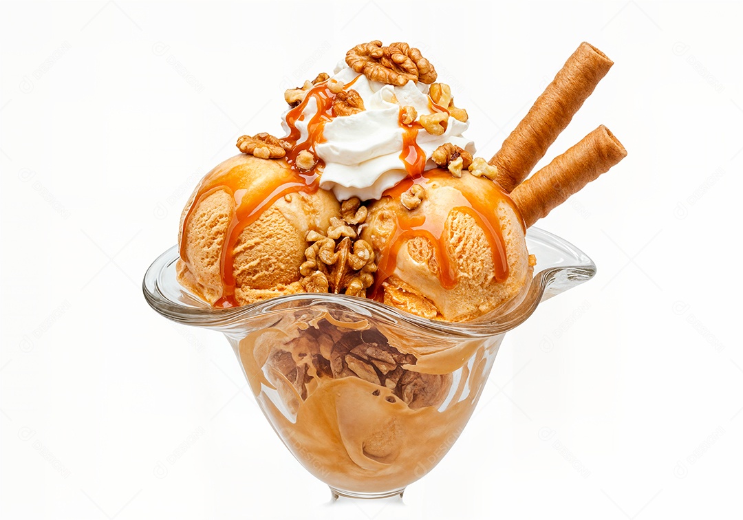 Delicioso sorvete em taça de vidro sobre fundo branco isolado