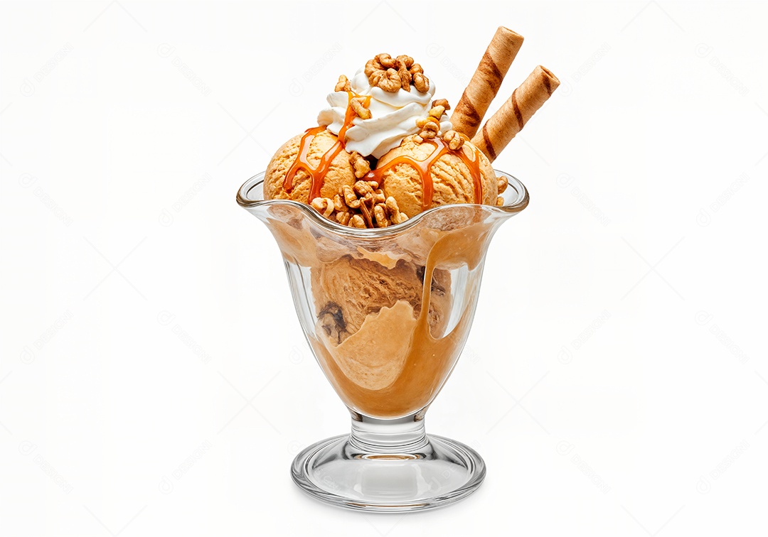 Delicioso sorvete em taça de vidro sobre fundo branco isolado