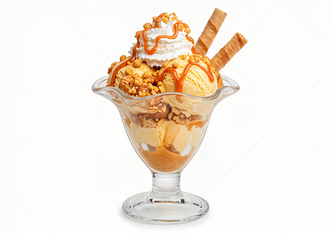 Delicioso sorvete em taça de vidro sobre fundo branco isolado