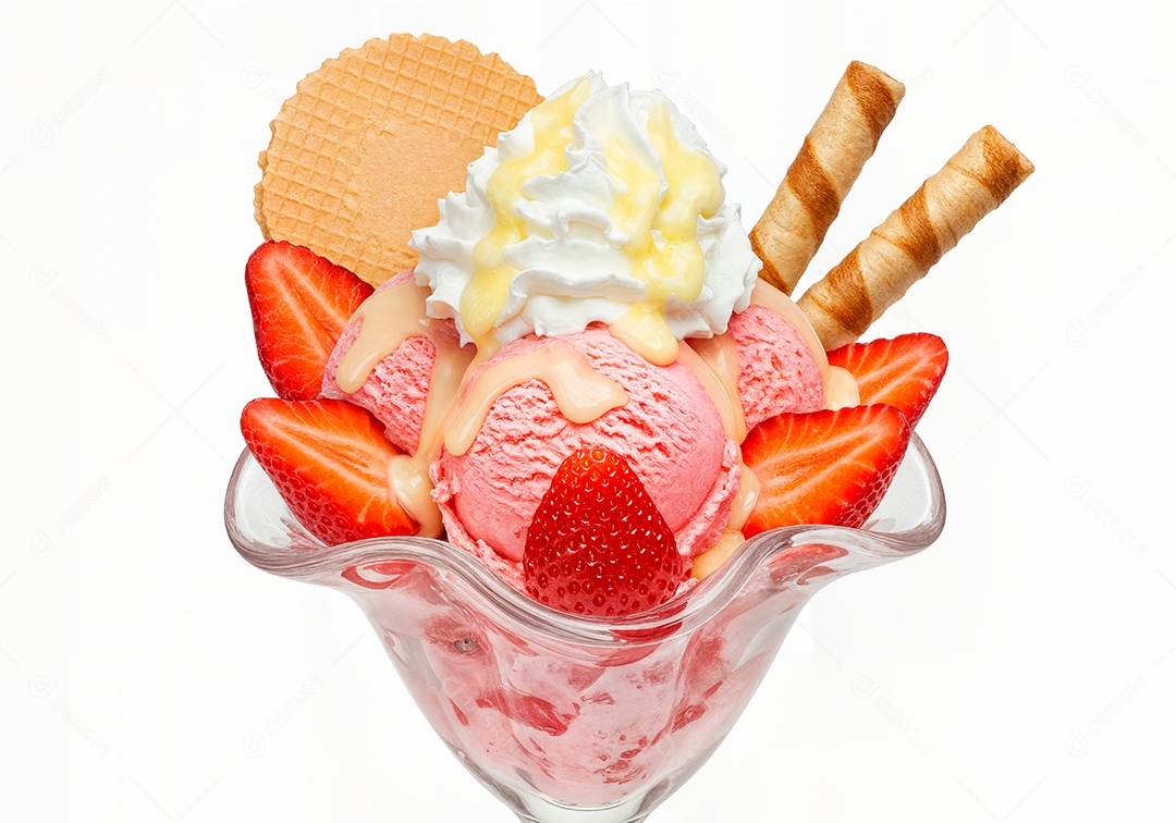 Delicioso sorvete em taça de vidro sobre fundo branco isolado