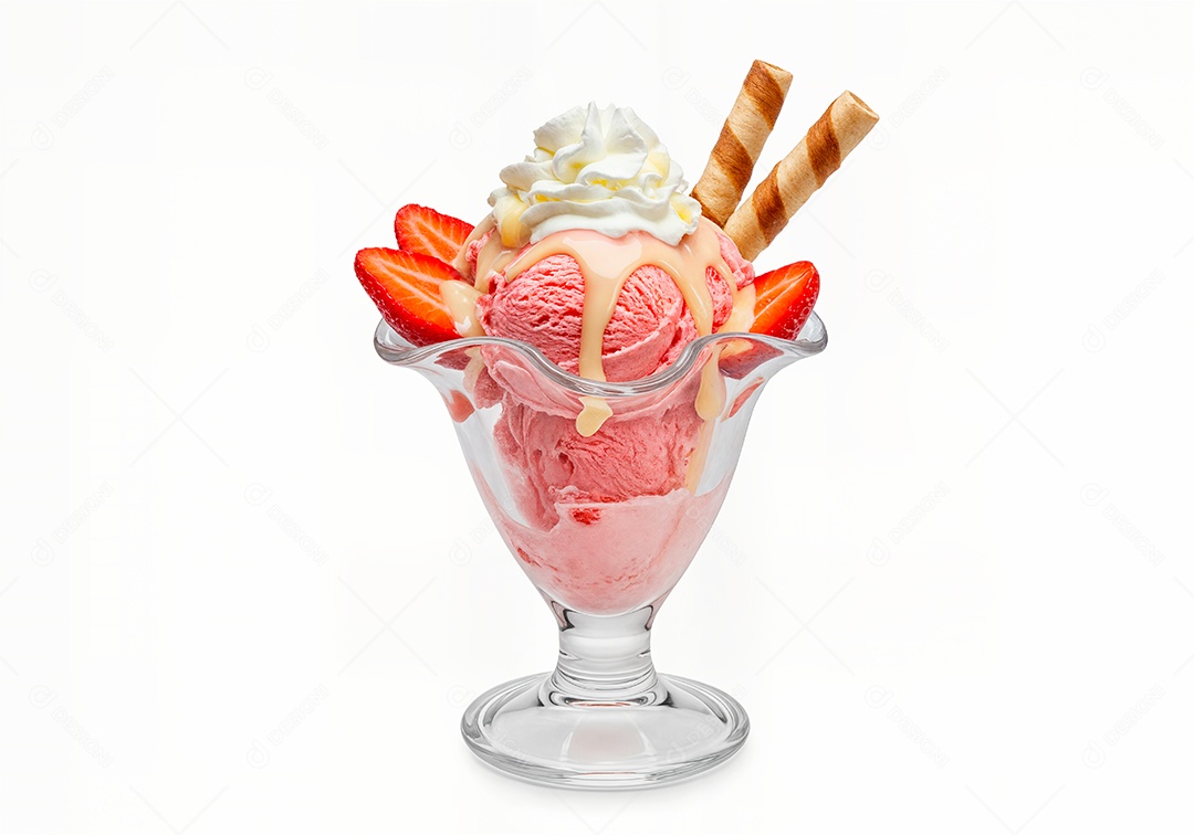 Delicioso sorvete em taça de vidro sobre fundo branco isolado