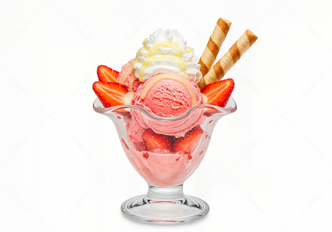 Delicioso sorvete em taça de vidro sobre fundo branco isolado