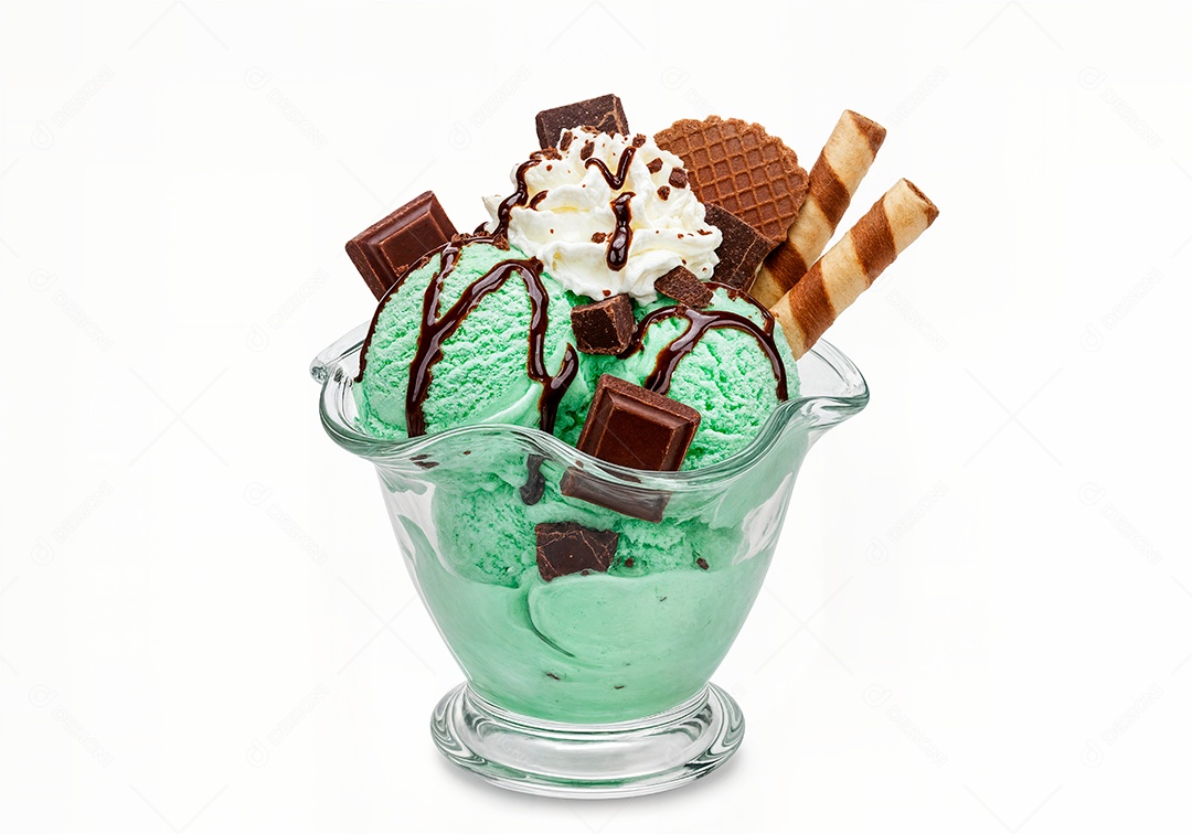 Delicioso sorvete em taça de vidro sobre fundo branco isolado