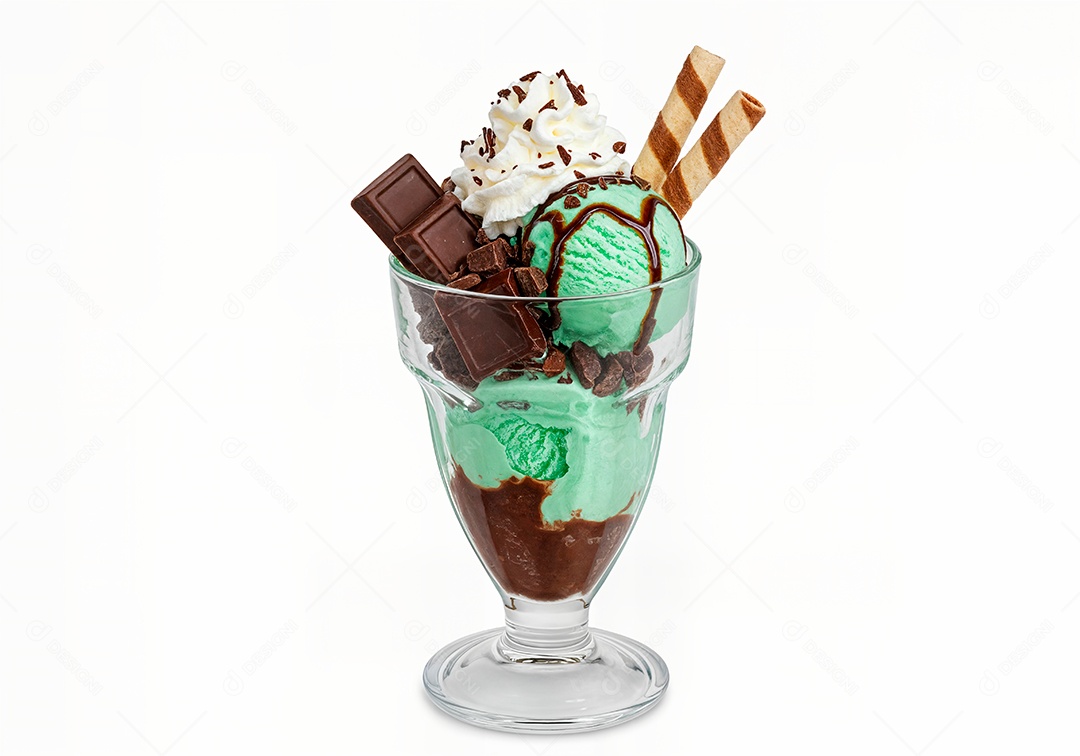 Delicioso sorvete em taça de vidro sobre fundo branco isolado