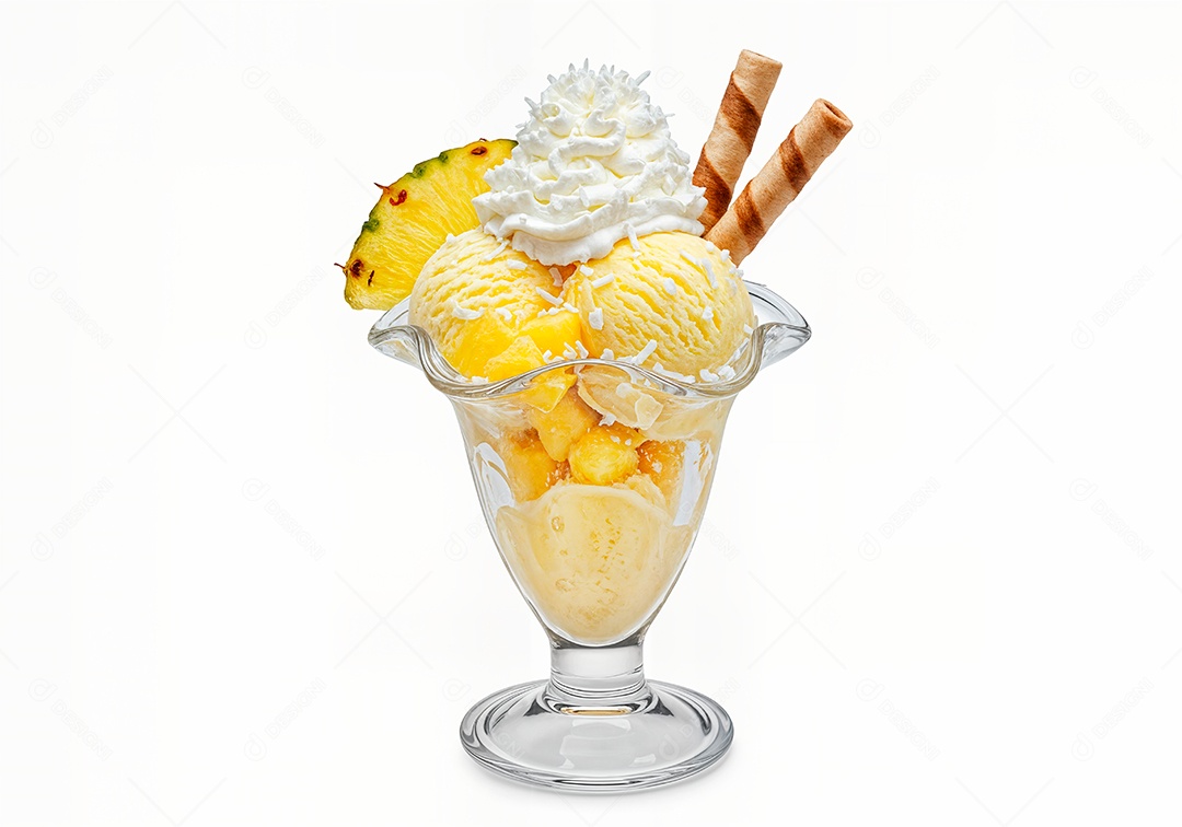 Delicioso sorvete em taça de vidro sobre fundo branco isolado