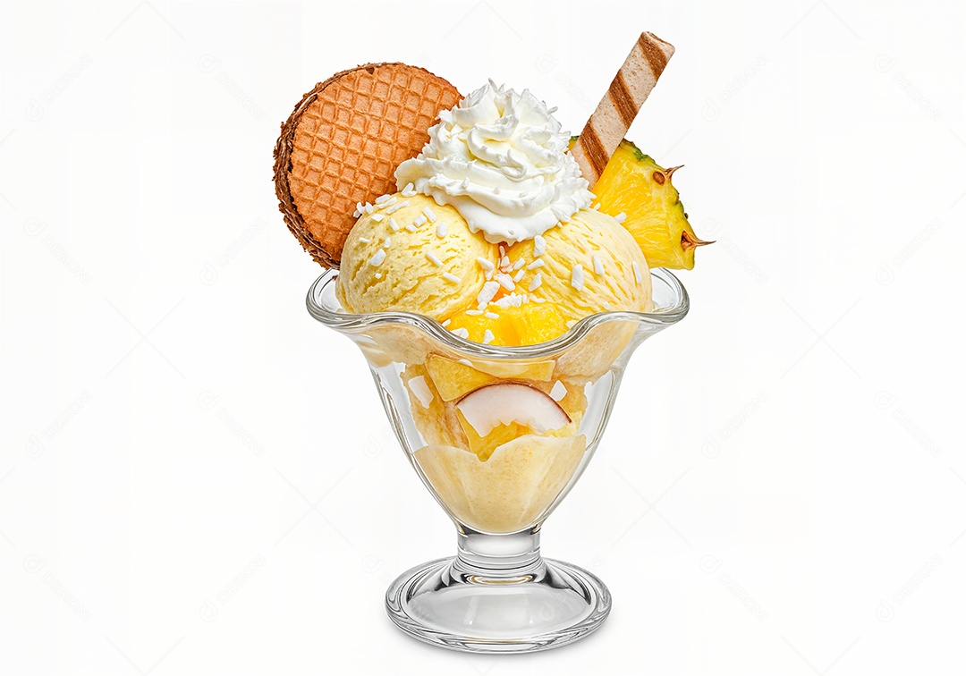 Delicioso sorvete em taça de vidro sobre fundo branco isolado