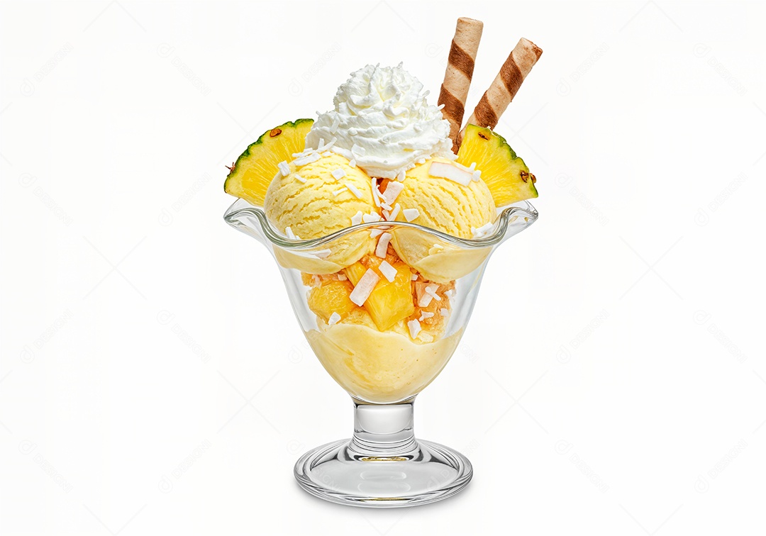 Delicioso sorvete em taça de vidro sobre fundo branco isolado