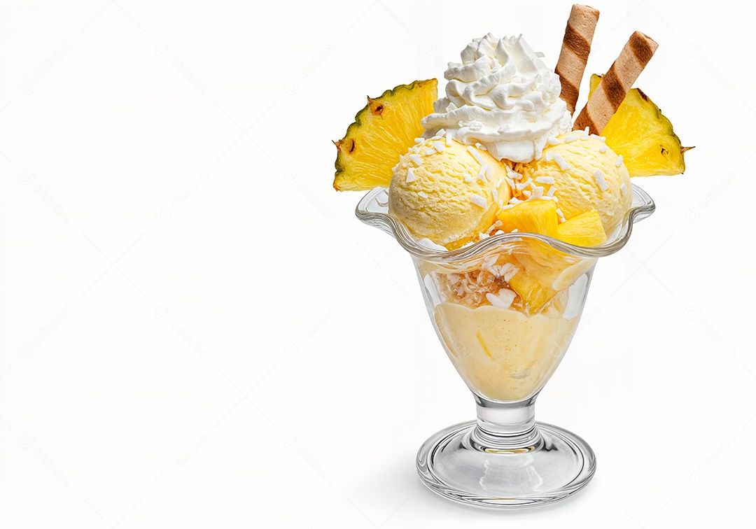 Delicioso sorvete em taça de vidro sobre fundo branco isolado