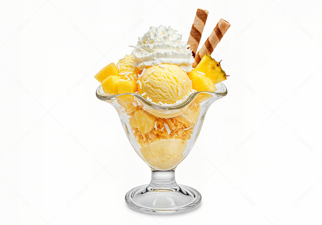 Delicioso sorvete em taça de vidro sobre fundo branco isolado