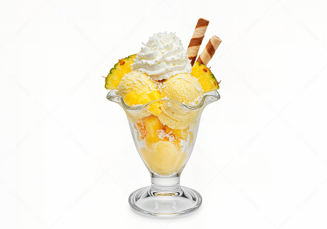 Delicioso sorvete em taça de vidro sobre fundo branco isolado