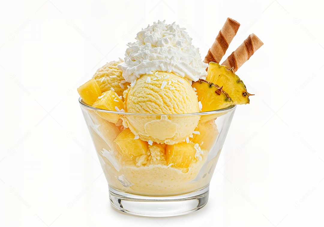 Delicioso sorvete em taça de vidro sobre fundo branco isolado