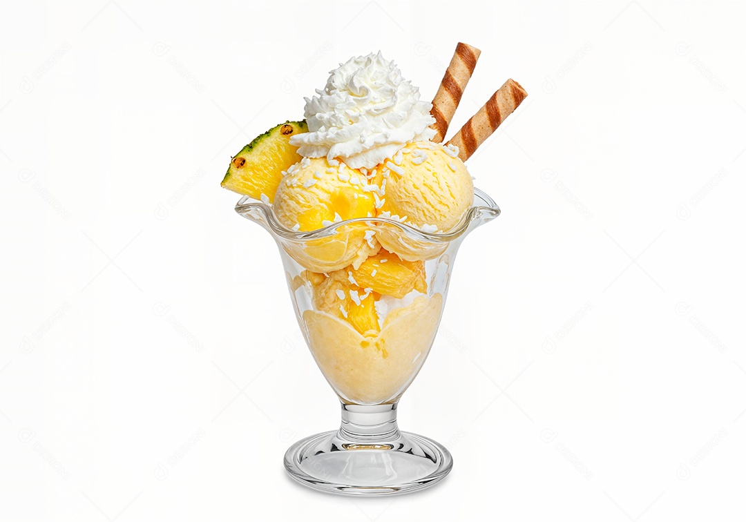 Delicioso sorvete em taça de vidro sobre fundo branco isolado