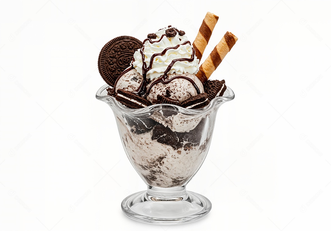 Delicioso sorvete em taça de vidro sobre fundo branco isolado