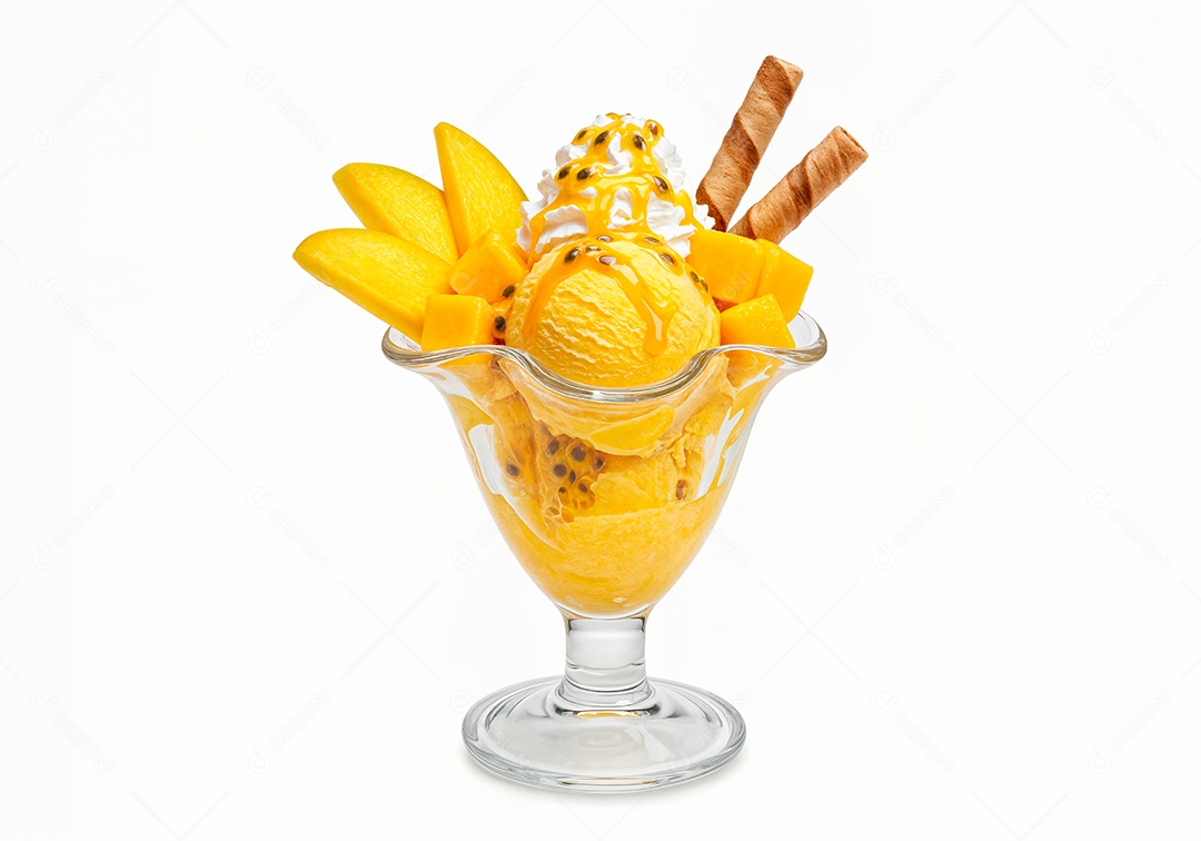 Delicioso sorvete em taça de vidro sobre fundo branco isolado