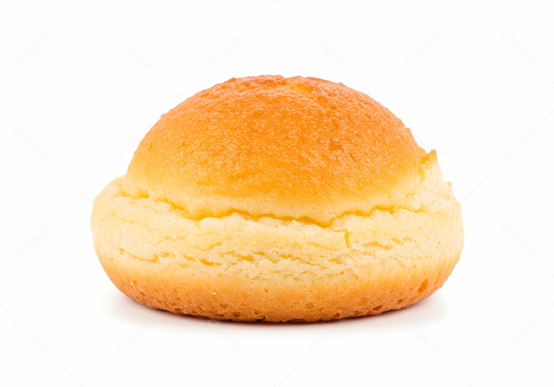 Belo pão brioche sobre fundo branco isolado