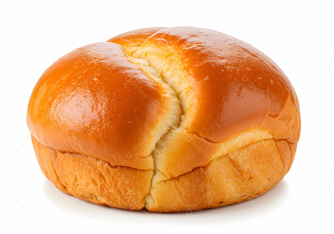 Belo pão doce sobre fundo branco isolado