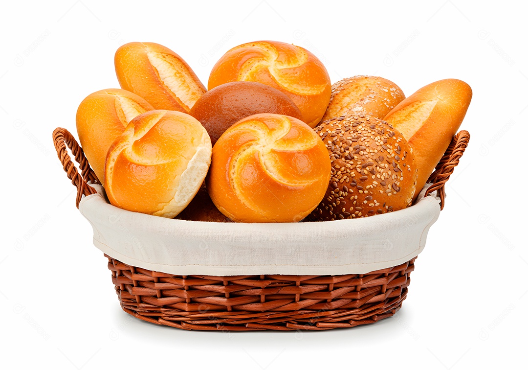 Pães frescos em cesto de vime sobre fundo branco isolado