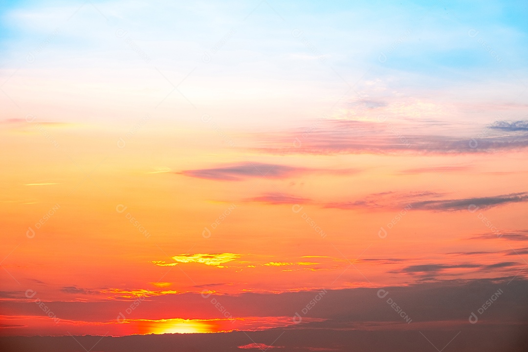 Lindas e luxuosas nuvens douradas alaranjadas com gradiente suave e luz do sol no céu azul perfeitas para o fundo