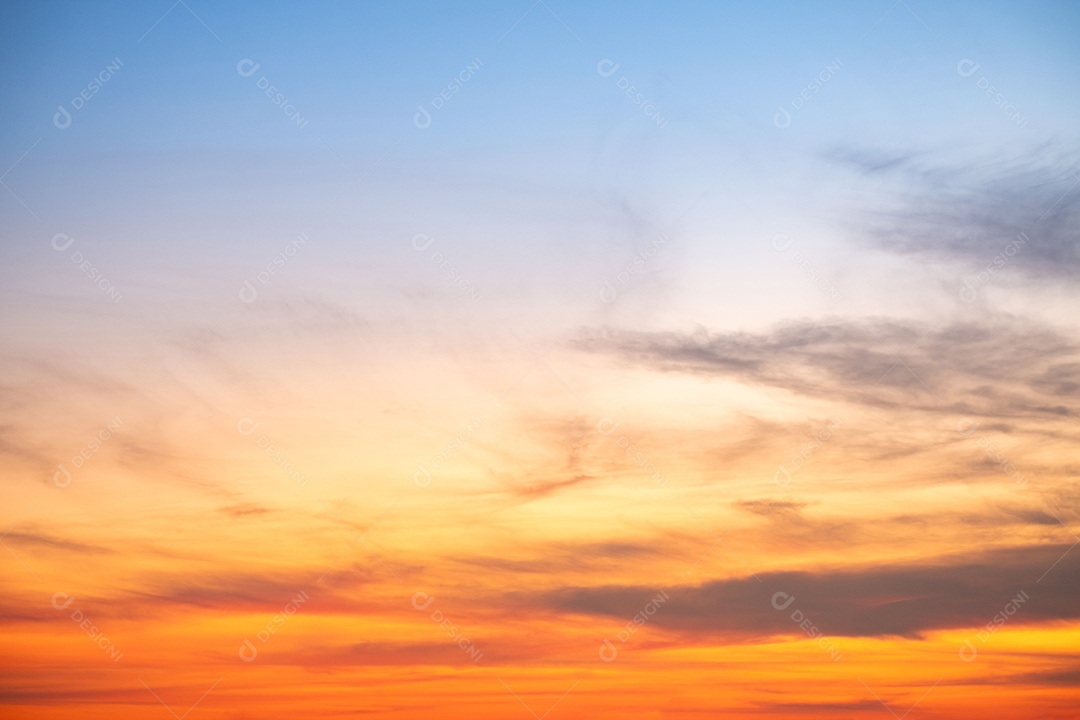 Lindas e luxuosas nuvens douradas alaranjadas com gradiente suave e luz do sol no céu azul perfeitas para o fundo