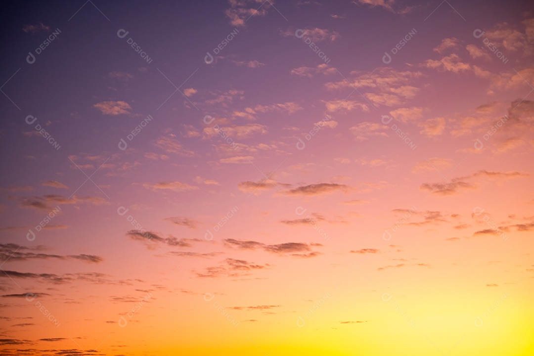 Lindas e luxuosas nuvens douradas alaranjadas com gradiente suave e luz do sol no céu azul perfeitas para o fundo
