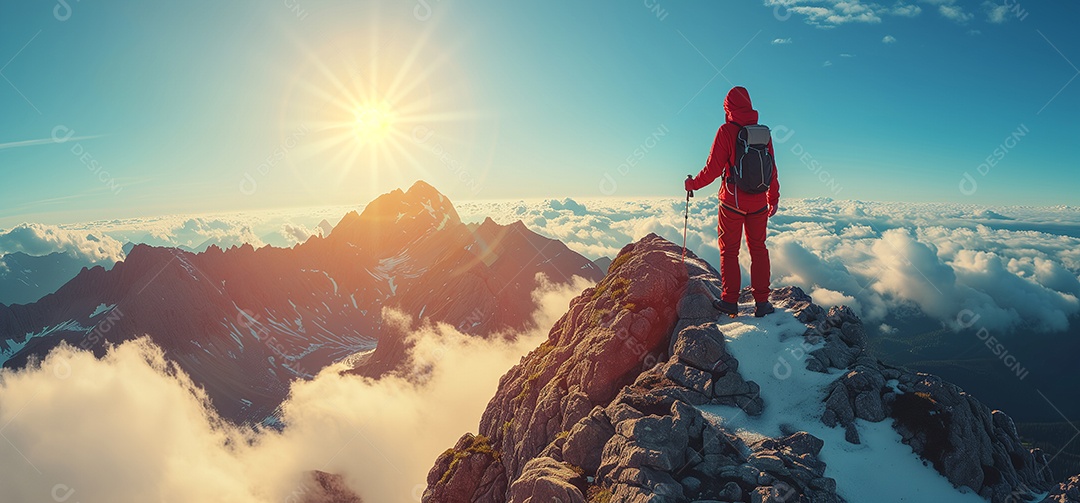 Um aventureiro chega ao topo da montanha simbolizando conquista