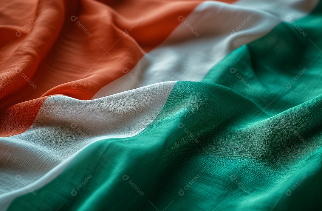 Acenando de perto uma bandeira italiana de seda