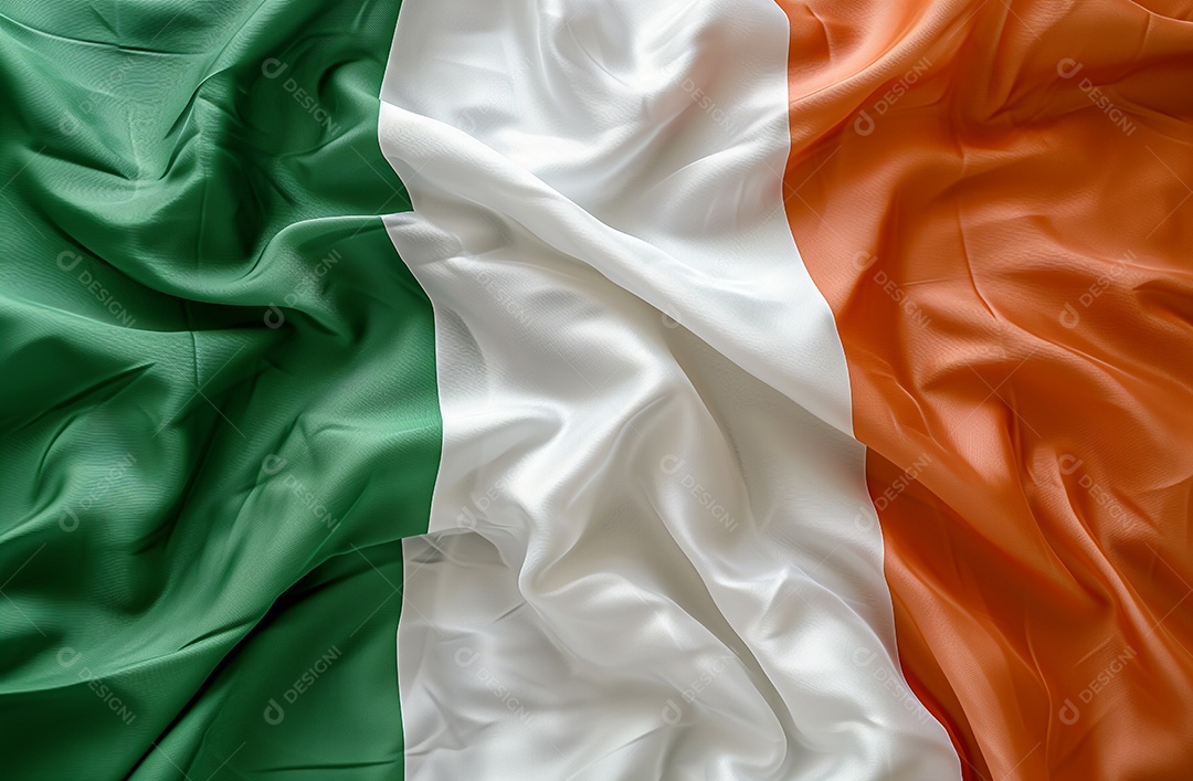 Acenando de perto uma bandeira italiana de seda