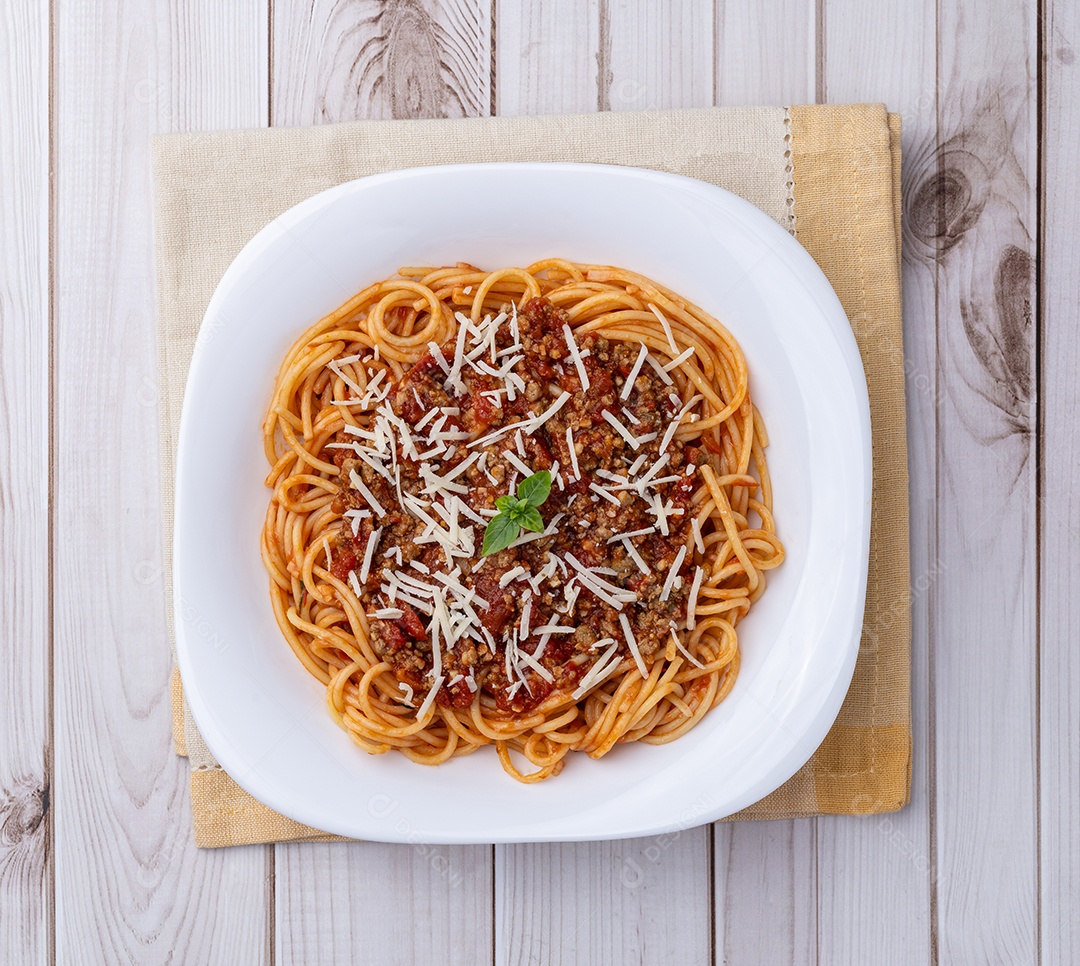 A imagem mostra um prato de espaguete à bolonhesa, um clássico da culinária italiana.