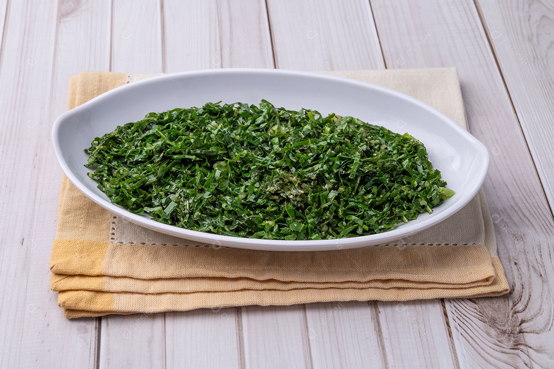 A imagem mostra couve refogada