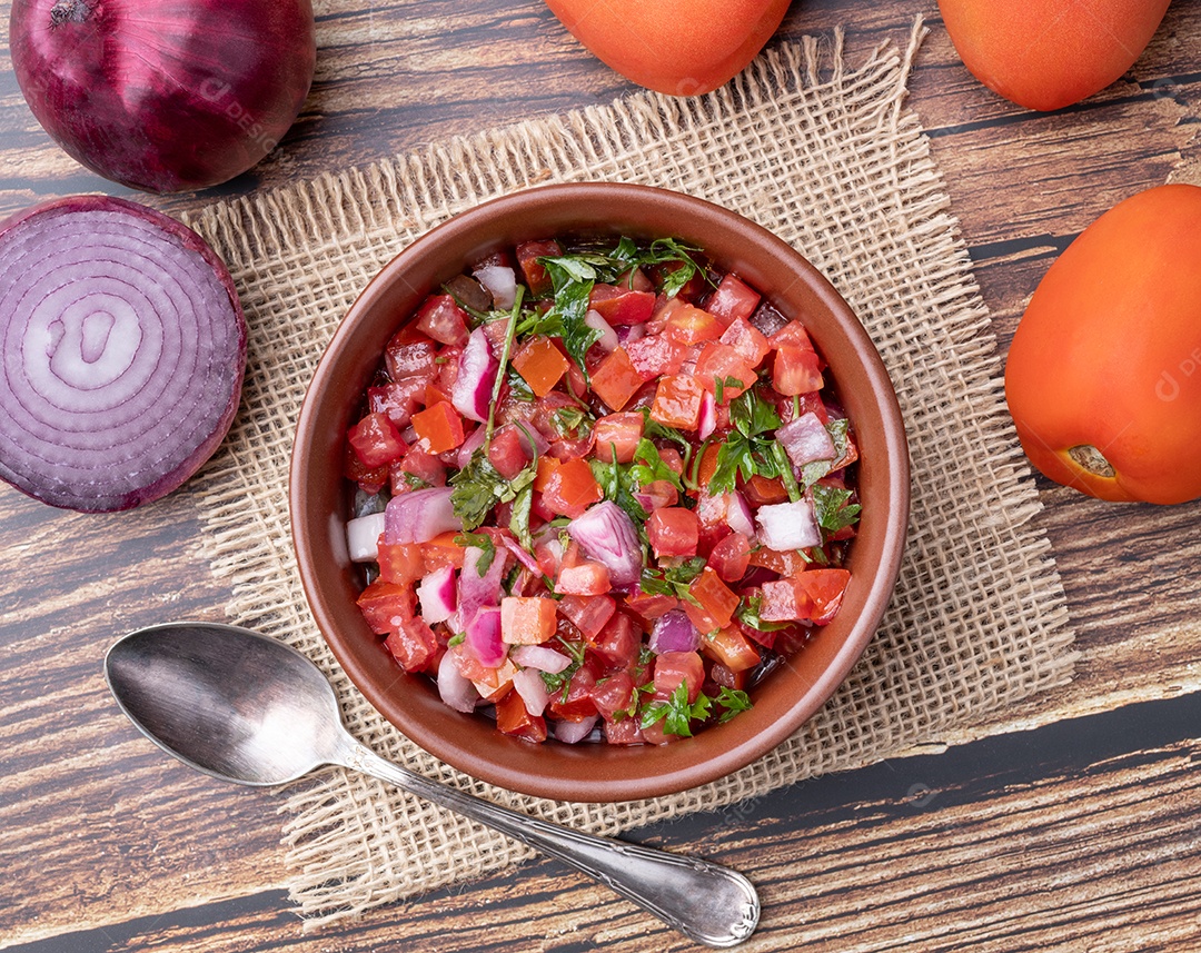 A imagem mostra um prato de Pico de Gallo, um molho mexicano fresco e popular