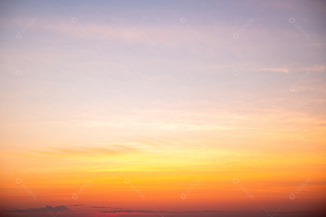 Lindas e luxuosas nuvens douradas alaranjadas com gradiente suave e luz do sol no céu azul perfeitas para o fundo