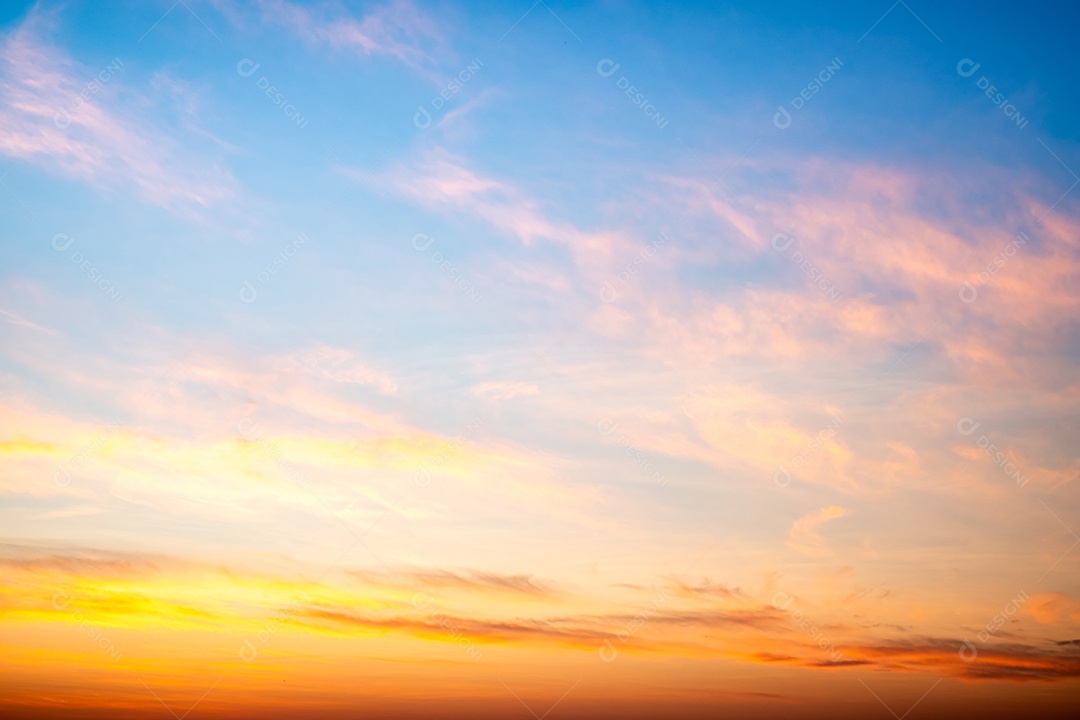 Lindas e luxuosas nuvens douradas alaranjadas com gradiente suave e luz do sol no céu azul perfeitas para o fundo