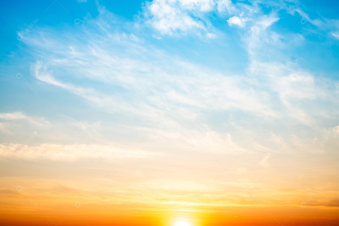 Lindas e luxuosas nuvens douradas alaranjadas com gradiente suave e luz do sol no céu azul perfeitas para o fundo