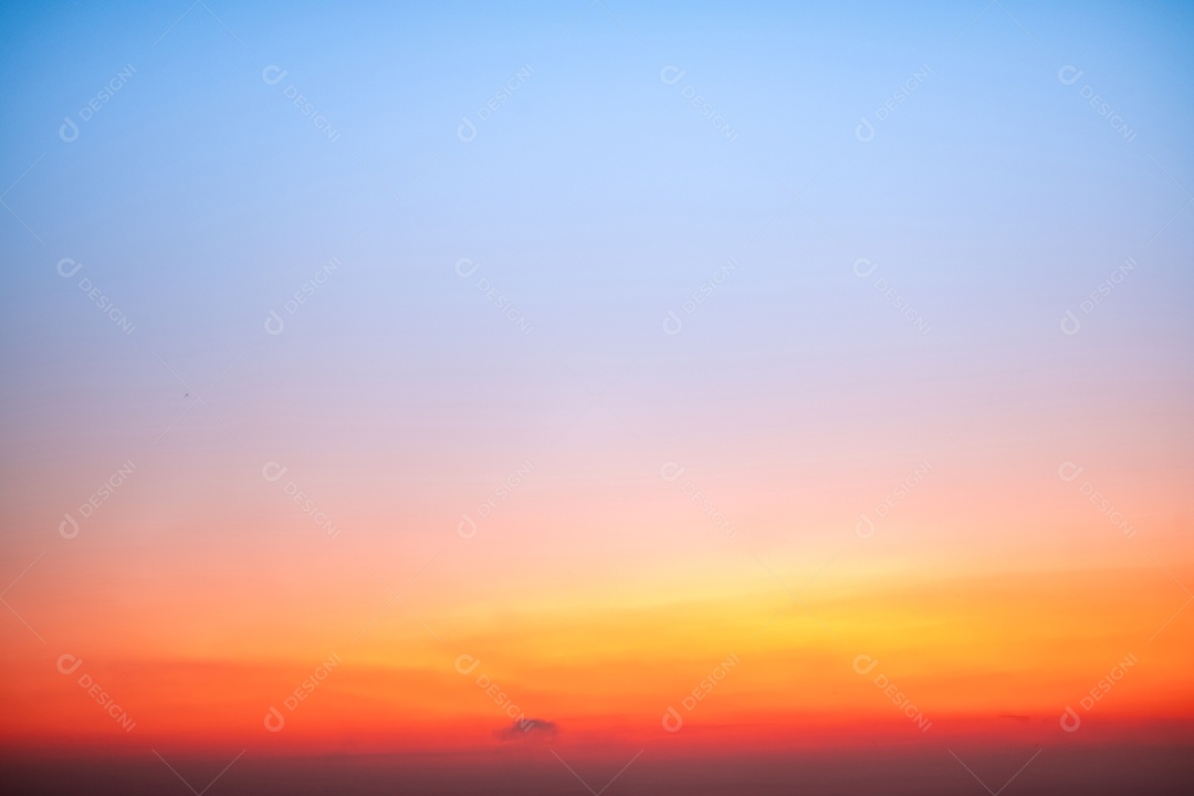 Lindas e luxuosas nuvens douradas alaranjadas com gradiente suave e luz do sol no céu azul perfeitas para o fundo
