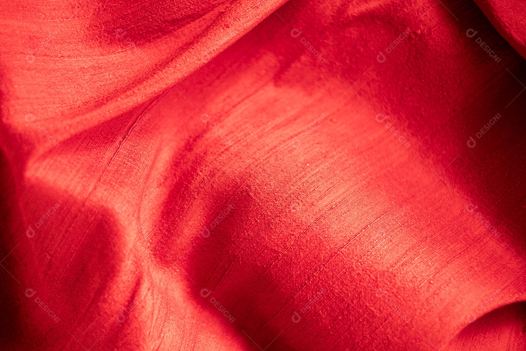 Resumo de seda vermelha brilhante Fundo de tecido branco enrugado