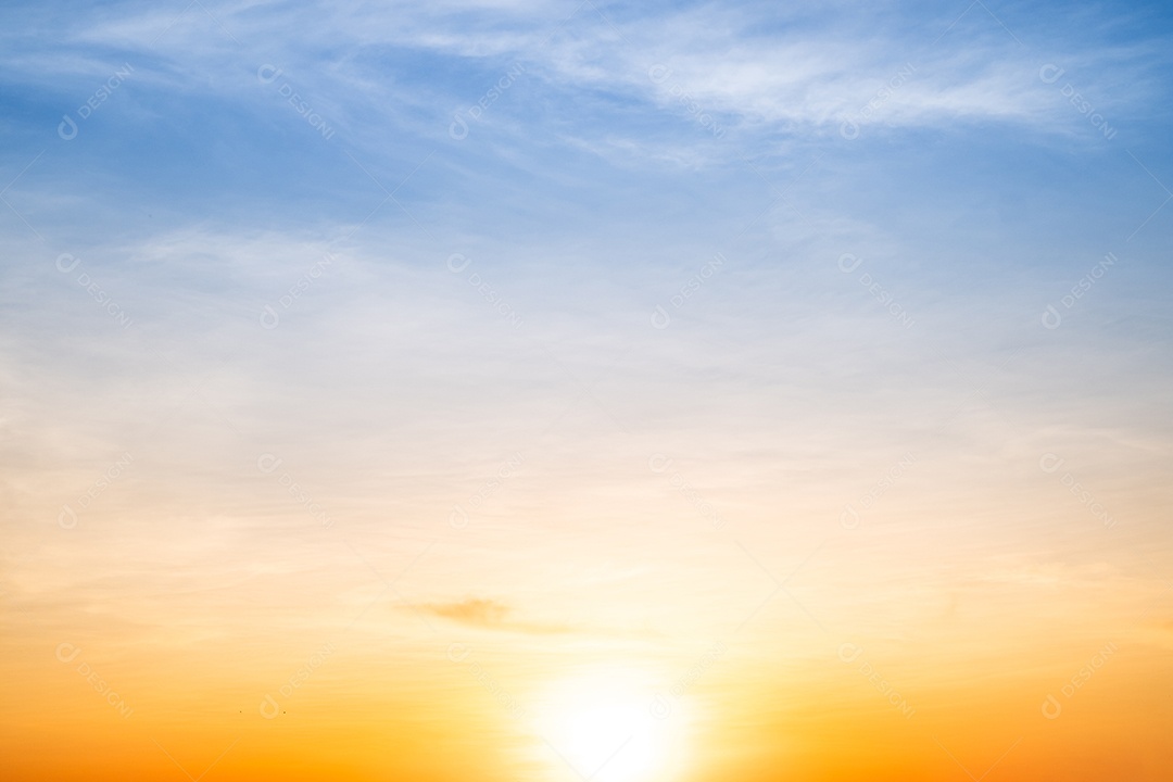Lindas e luxuosas nuvens douradas alaranjadas com gradiente suave e luz do sol no céu azul perfeitas para o fundo